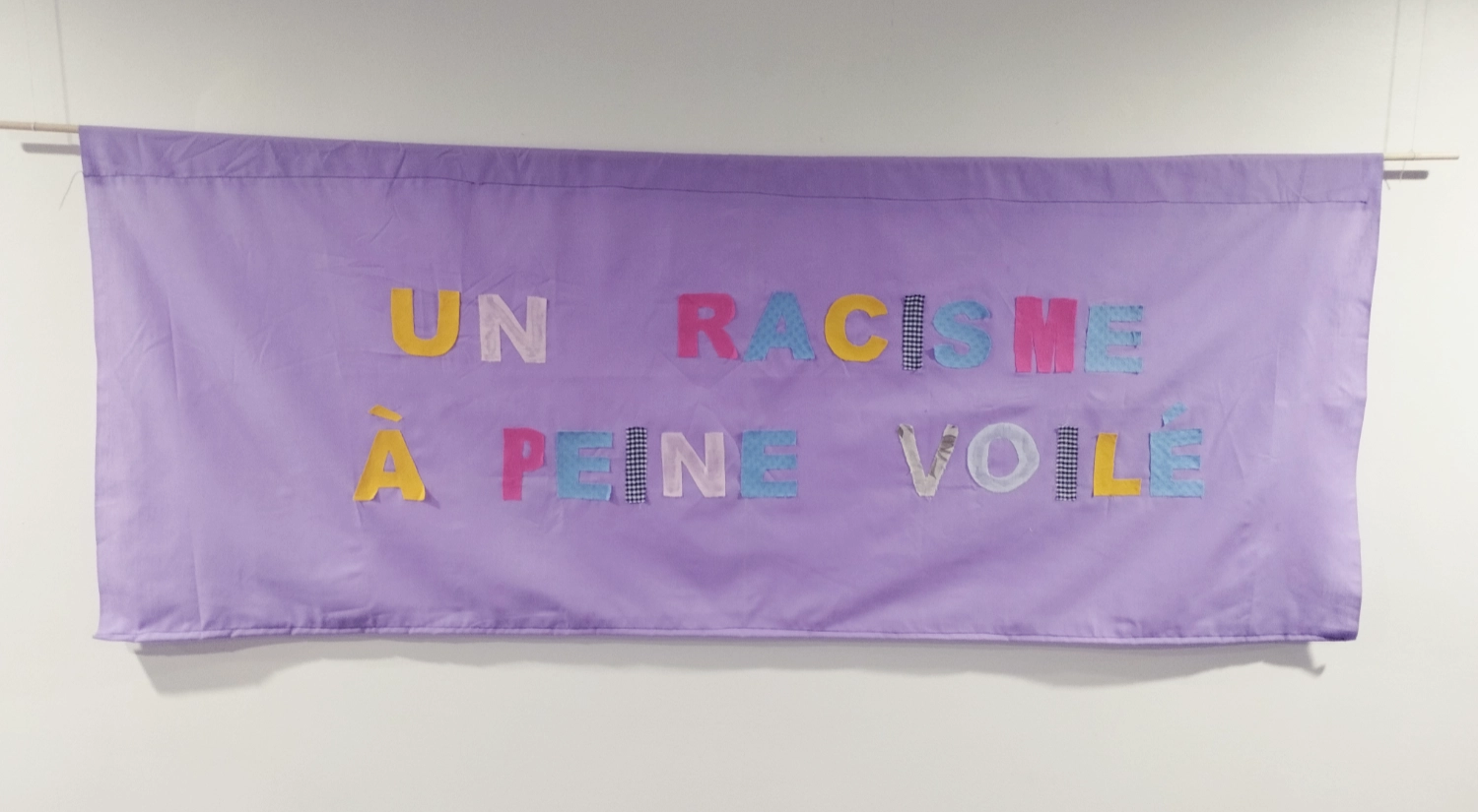 Travail de collage et broderie sur tissu Travail de collage et broderie sur tissu