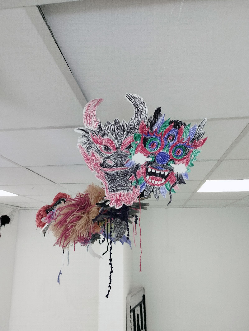 Dragon en bic et pompon suspendu