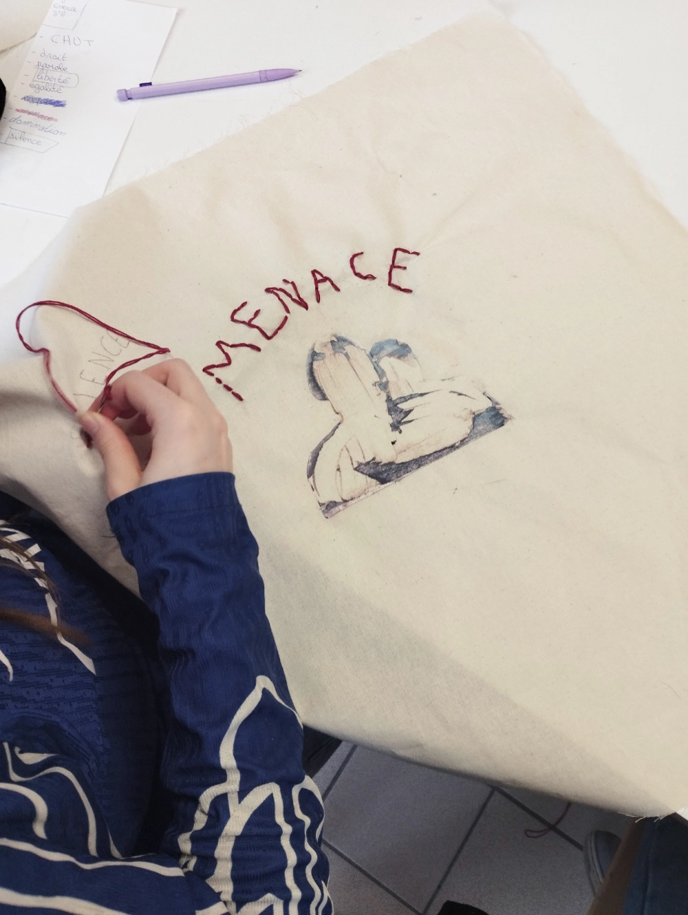 Travail de collage et broderie sur tissu Travail de collage et broderie sur tissu