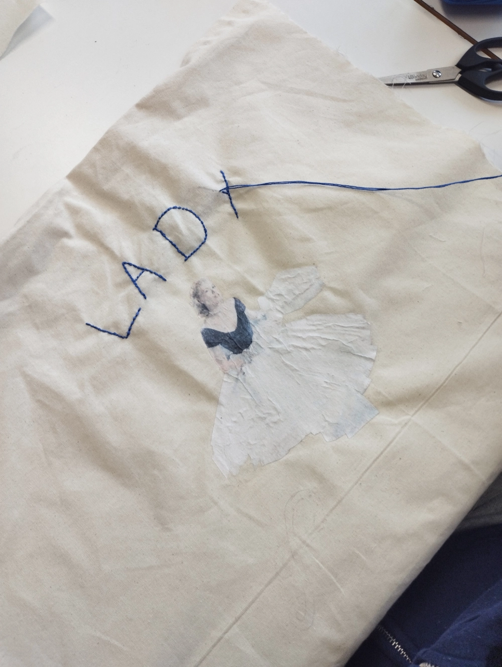 Travail de collage et broderie sur tissu Travail de collage et broderie sur tissu