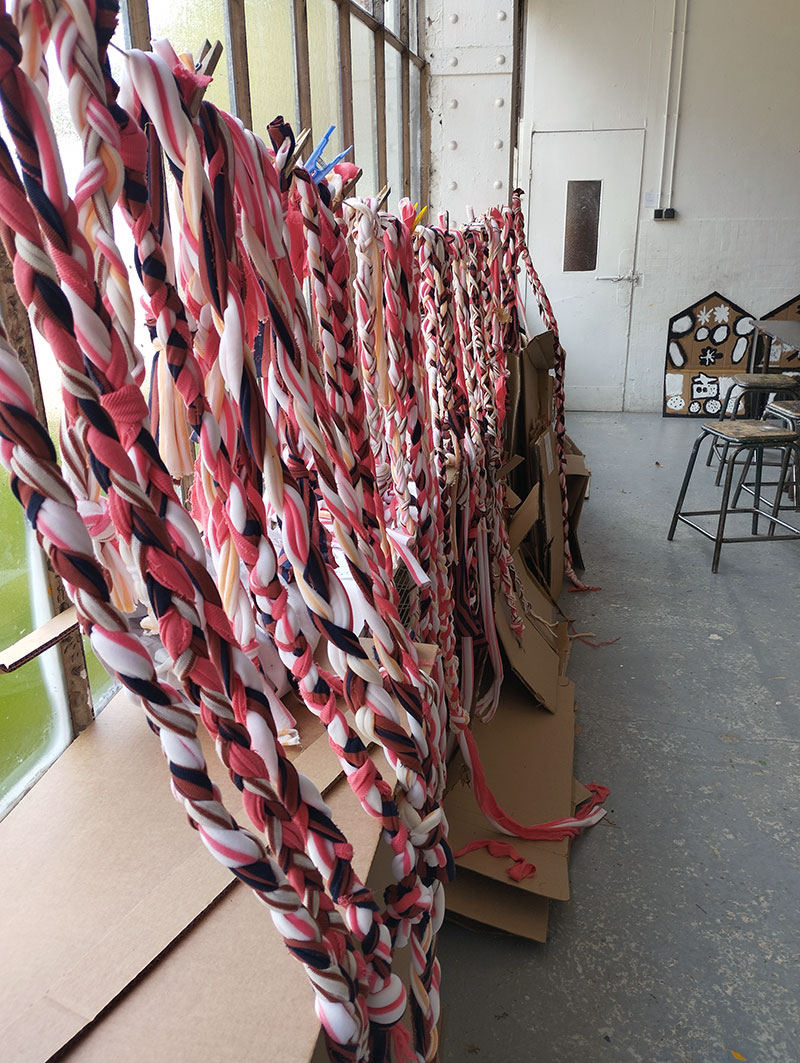 Tresses suspendues dans l'atelier
