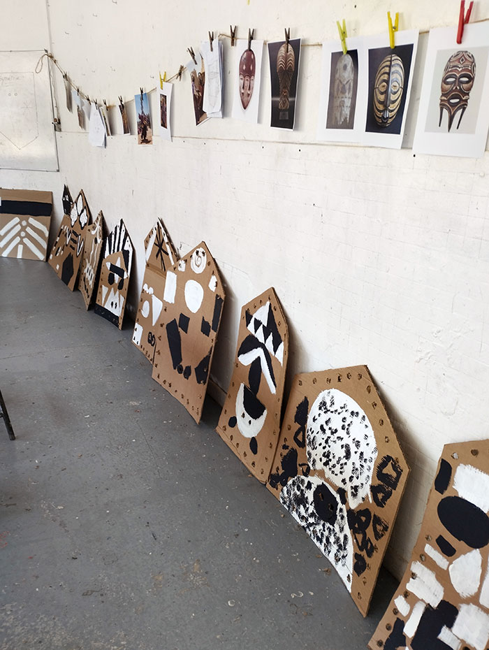Masques en carton peints
